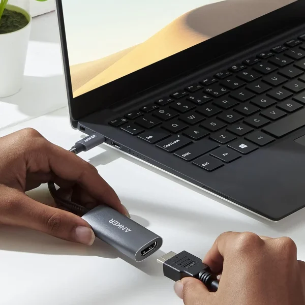 Người dùng kết nối cáp chuyển USB-C sang HDMI Anker 518 A8317 với laptop, hoạt động ngay theo cơ chế Plug & Play, không cần cài đặt driver.
