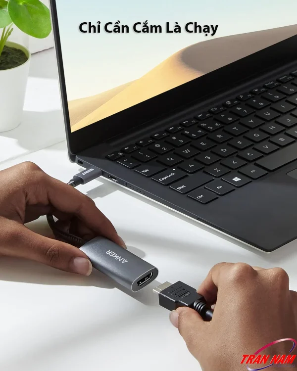 Người dùng kết nối cáp chuyển USB-C sang HDMI Anker 518 A8317 với laptop, hoạt động ngay theo cơ chế Plug & Play, không cần cài đặt driver.