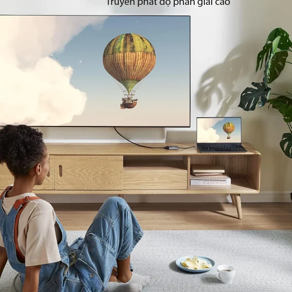 Người dùng thưởng thức video chất lượng cao trên TV bằng cáp chuyển USB-C sang HDMI Anker 518 A8317, hỗ trợ chuẩn HDCP và truyền phát hình ảnh 8K sắc nét.