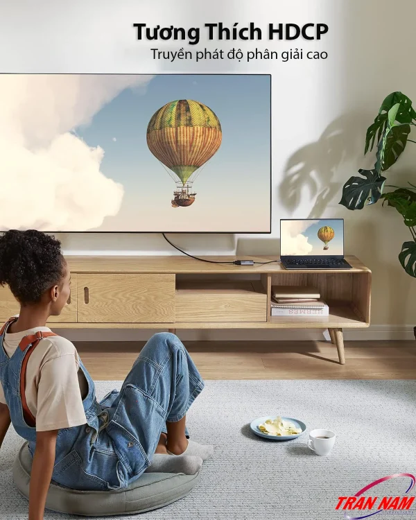 Người dùng thưởng thức video chất lượng cao trên TV bằng cáp chuyển USB-C sang HDMI Anker 518 A8317, hỗ trợ chuẩn HDCP và truyền phát hình ảnh 8K sắc nét.