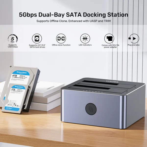 Infographic tính năng dock ổ cứng Unitek Y-3026GY01-EU: USB 5Gbps, hỗ trợ HDD/SSD SATA 2.5 và 3.5 inch, Clone Offline, đèn LED tiến trình, adapter 12V 3A kèm theo, Plug & Play — cạnh 2 ổ WD Blue 6TB 3.5 inch và WD Blue 5TB trên bàn gỗ