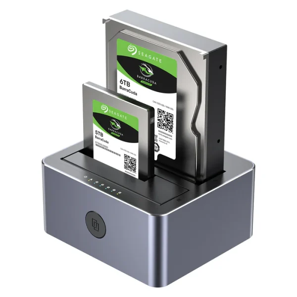 Dock ổ cứng Unitek Y-3026GY01-EU cắm đầy đủ 2 ổ: Seagate BarraCuda 6TB 3.5 inch (khay sau, cao hơn) và Seagate BarraCuda 5TB (khay trước, thấp hơn) — 2 ổ chênh chiều cao rõ rệt, nền trắng studio, mặt trước hiển thị LED và Clone Button