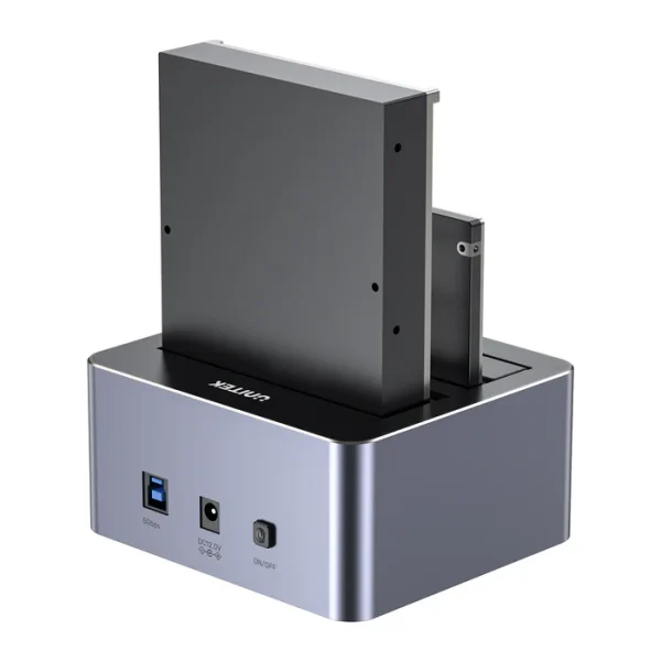 Dock ổ cứng Unitek Y-3026GY01-EU nhìn từ góc mặt sau — 2 ổ HDD 3.5 inch kích thước lớn cắm đầy 2 khay nhô cao, cổng USB-B 5Gbps màu xanh, jack DC 12.0V và công tắc ON/OFF vẫn tiếp cận dễ dàng phía sau, vỏ nhôm Space Grey, nền trắng studio