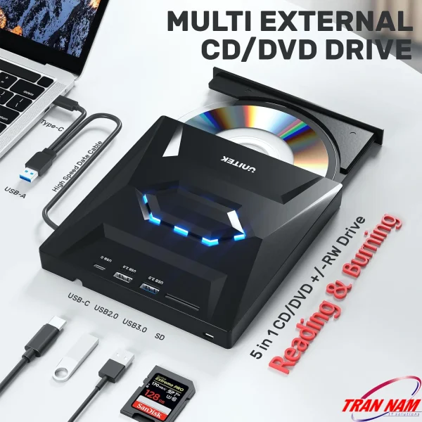 Unitek T1037A kết nối MacBook qua USB-C đang đọc đĩa DVD, thẻ SanDisk Extreme Pro 128GB cắm khe SD, USB drive cắm cổng USB 3.0 — label cổng USB-C, USB 2.0, USB 3.0, SD rõ phía trước