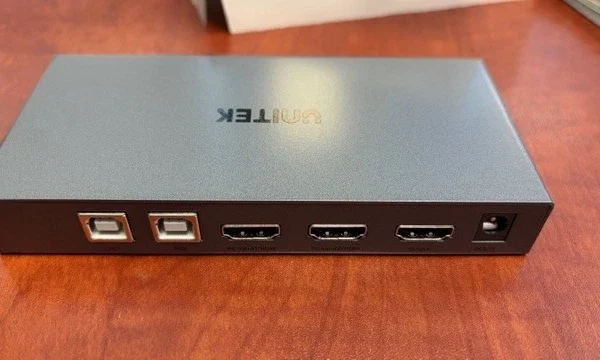 Mặt sau thực tế Bộ KVM Unitek V307A — 6 cổng kết nối: 2 USB-B vuông (PC1, PC2), 2 HDMI Input nhận tín hiệu từ 2 PC, 1 HDMI Output ra màn hình, 1 DC 5V dự phòng