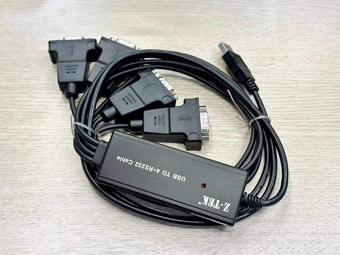 Cáp Z-TEK ZE791 — Hub Box Trung Tâm Và 4 Đầu DB9 Male Cận cảnh thực tế cáp Z-TEK ZE791 — hub box trung tâm có đèn LED báo hoạt động, 4 đầu DB9 male in logo Z-TEK, 1 đầu USB-A 2.0 cắm máy tính, sẵn sàng kết nối 4 thiết bị RS232 industrial