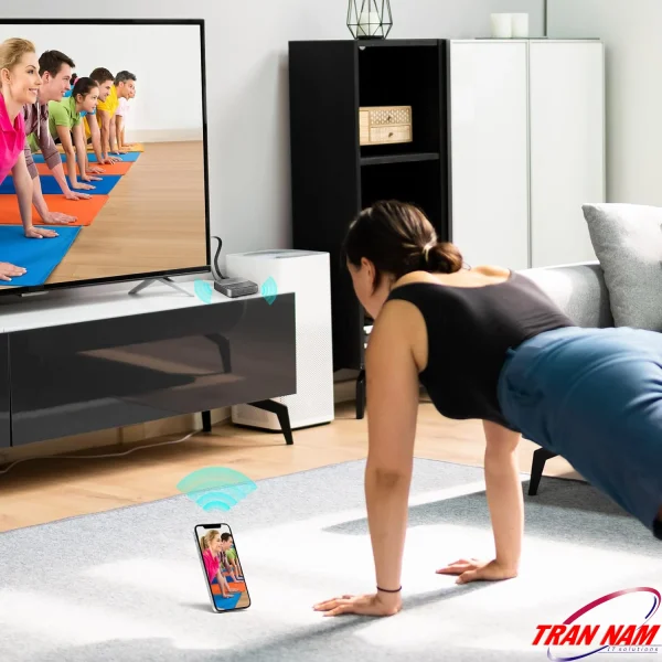 UNITEK V1162B01 phản chiếu video tập yoga từ điện thoại lên TV phòng khách