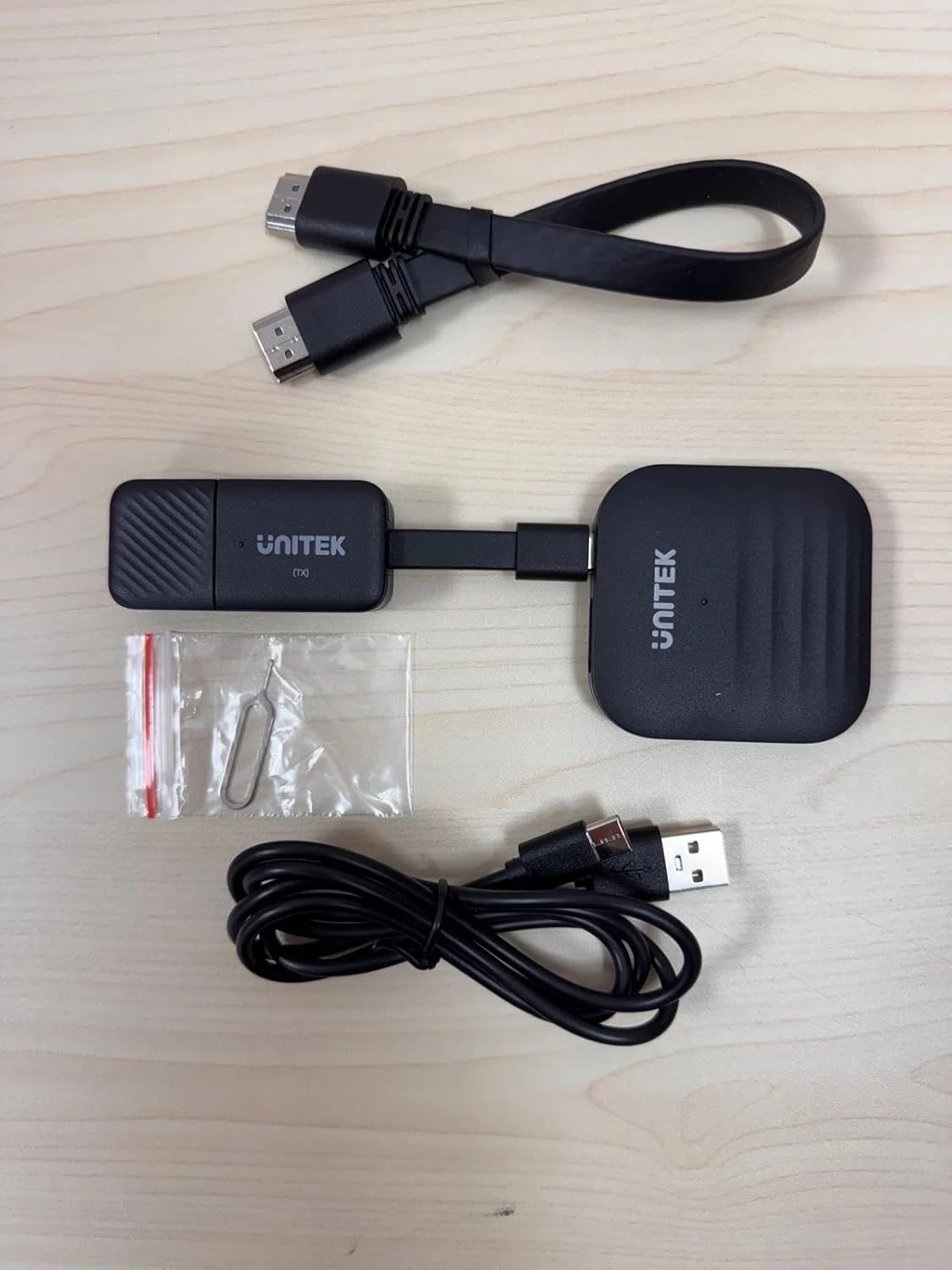 Phụ Kiện Đầy Đủ Trong Hộp Unitek V1184A01 Phụ kiện trong hộp Unitek V1184A01: RX, TX, cáp HDMI dẹt, cáp USB-A sang USB-C, que reset — ảnh chụp thực tế
