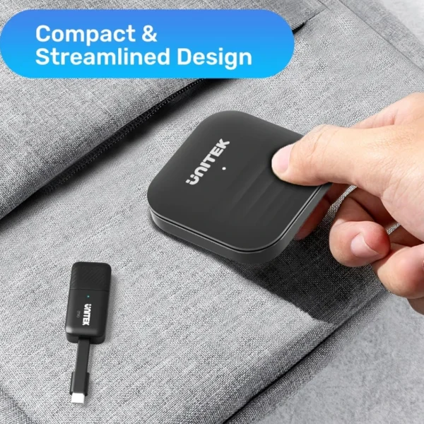 Bộ Truyền HDMI Không Dây 50M Đầu Vào USB-C Unitek V1184A01 5 Kích thước nhỏ gọn của RX và TX Unitek V1184A01 so với ngón tay người lớn, dễ mang theo trong balo khi di chuyển