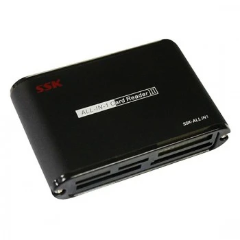 SSK SCRM025 — Toàn Cảnh Mặt Trước, Kết Cấu Ốc Vít Chắc Chắn Mặt trước SSK SCRM025 với logo đỏ, ốc vít cố định 4 góc, khe cắm thẻ nhớ bên cạnh