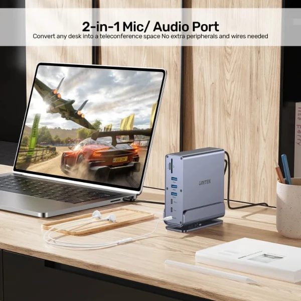 Laptop kết nối dock UNITEK D1135AGY01 với tai nghe cắm qua jack audio 3.5mm trên bàn làm việc gỗ