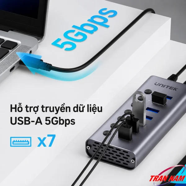 Hub Unitek H1314A kết nối MacBook qua cáp USB-C, cắm USB flash drive vào cổng USB-A 5Gbps