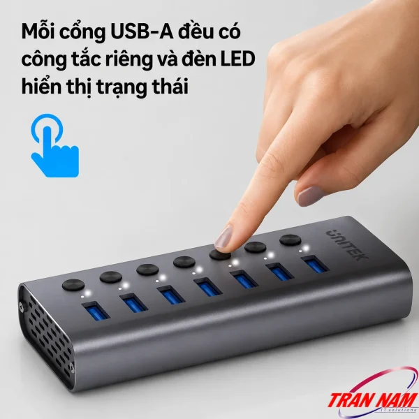 Tay nhấn công tắc riêng một cổng USB-A trên hub Unitek H1314A, đèn LED sáng báo trạng thái bật