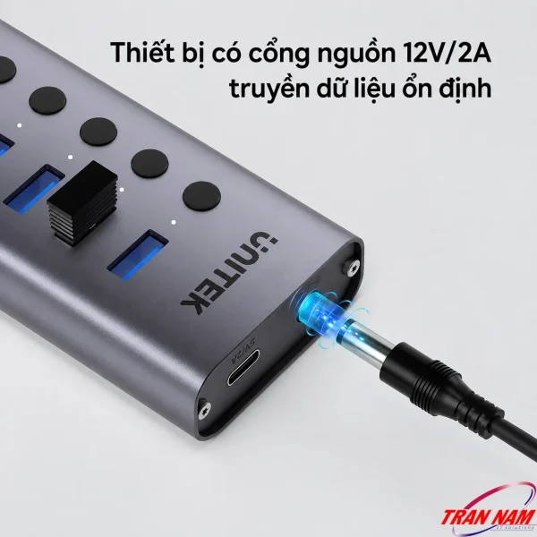 Cắm adapter nguồn 12V/2A vào hub Unitek H1314A, đèn báo sáng xanh xác nhận kết nối nguồn