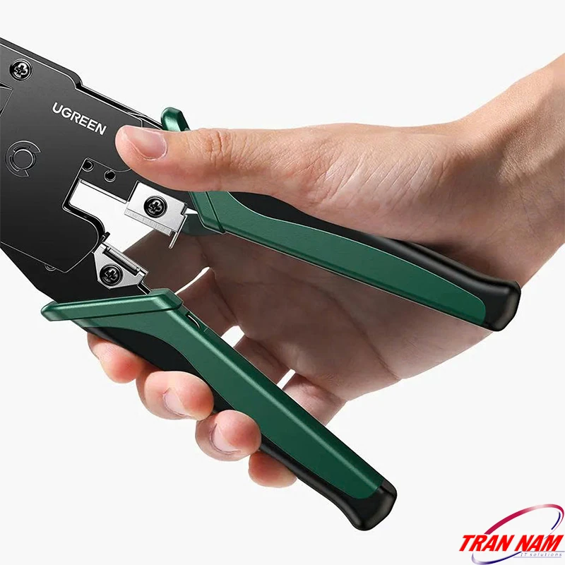 Trải Nghiệm Cầm Nắm Kìm Ugreen 15115 Bàn tay thao tác kìm bấm mạng Ugreen 15115, lộ lưỡi cắt gắn vít có thể thay thế