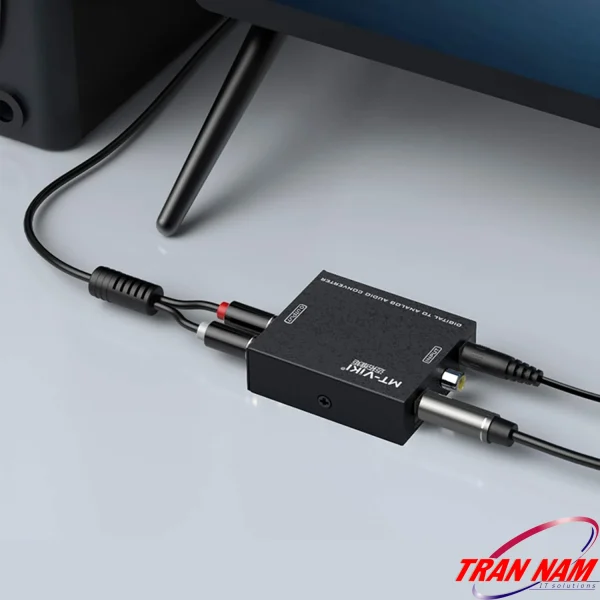 Bộ giải mã âm thanh MT-VIKI MT-DA21 lắp đặt thực tế dưới màn hình, kết nối dây RCA đỏ trắng và nguồn DC 5V