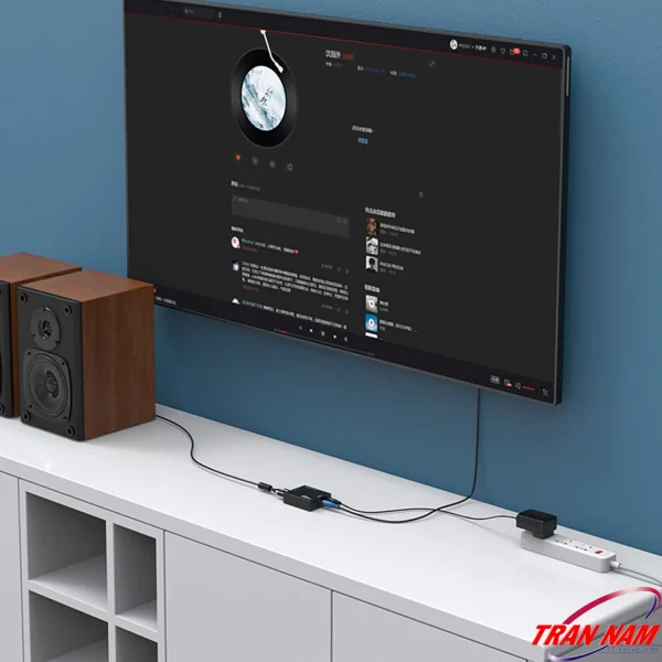 Bộ giải mã âm thanh MT-VIKI MT-DA21 lắp đặt trong phòng khách, kết nối TV treo tường với loa bookshelf qua RCA