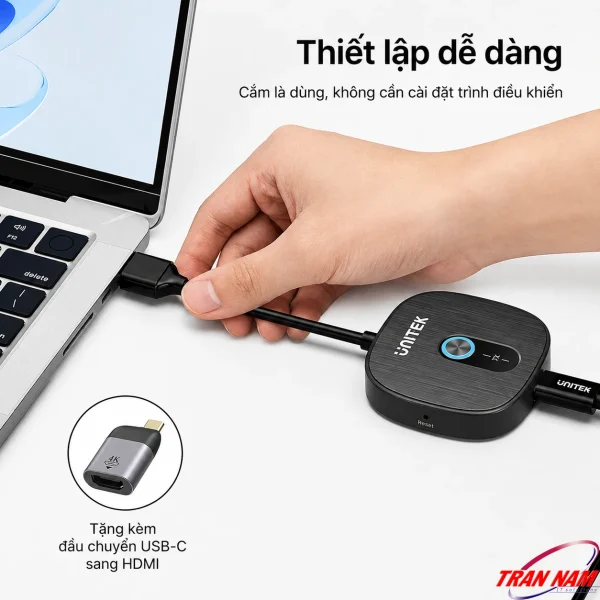 Tay cắm cáp USB-C từ MacBook vào Transmitter UNITEK V1711ABK01, kèm đầu chuyển USB-C sang HDMI 4K
