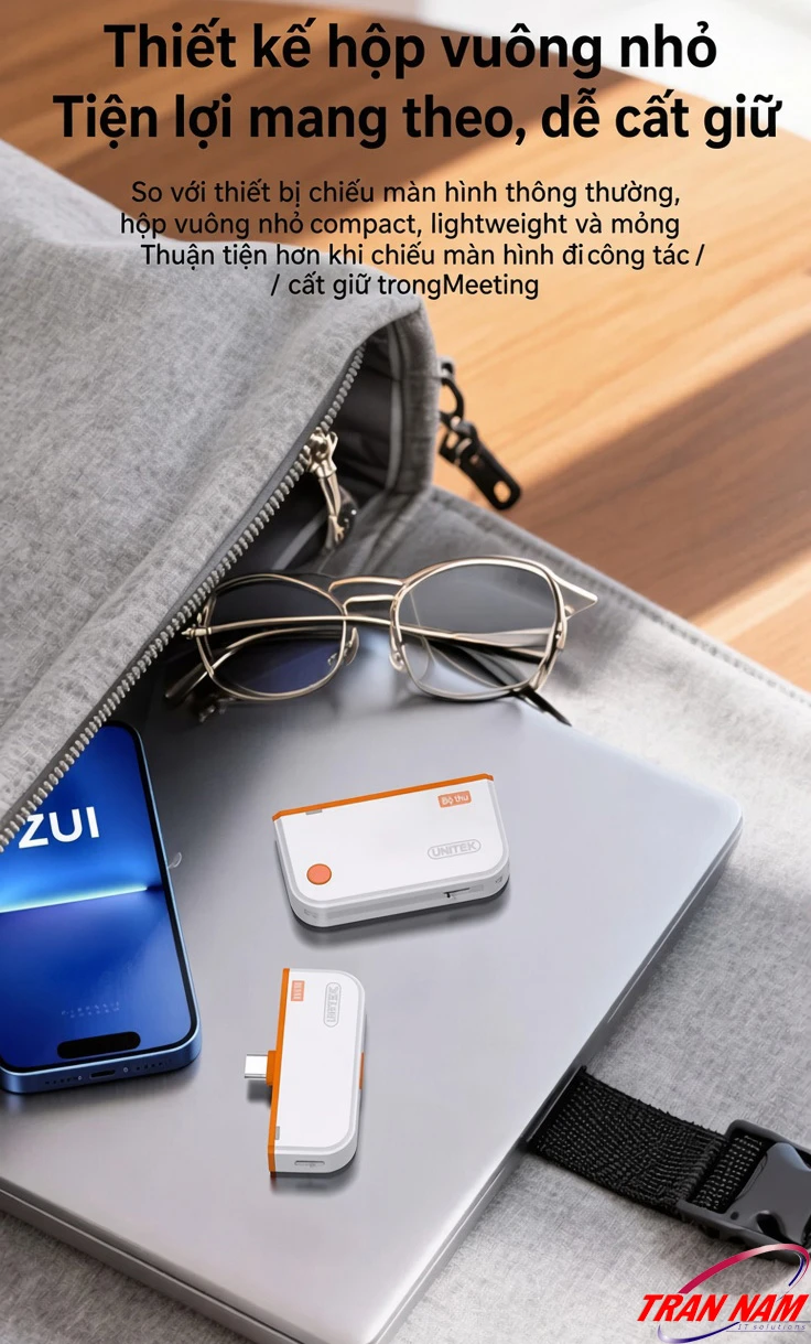 Unitek V1715A Thiết Kế Nhỏ Gọn, Tiện Mang Theo Công Tác Bộ phát và bộ thu Unitek V1715A thiết kế hộp vuông nhỏ gọn, đặt cạnh laptop và túi xách khi đi công tác