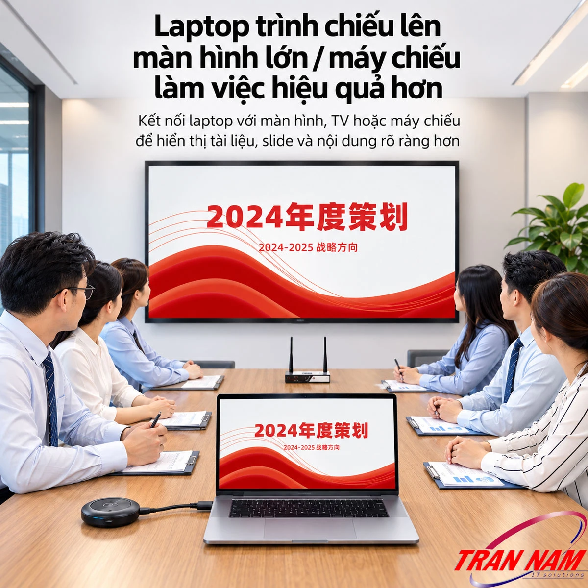 Trình chiếu phòng họp với Unitek V182A Laptop gắn bộ phát TX Unitek V182A trình chiếu lên màn hình lớn trong phòng họp, bộ nhận 2 ăng-ten đặt trên bàn