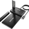 Box ổ cứng Unitek S1232A01-EU – M.2 NVMe & SATA 2.5/3.5 inch, USB-C 10Gbps 7 Unitek S1232A01-EU với SSD M.2 NVMe cắm đứng ở khe M.2, ổ SATA 2.5 inch ở đầu nối SATA, nắp chắn bụi đã tháo và cáp USB-C