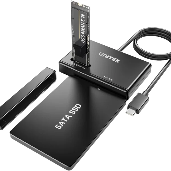 Unitek S1232A01-EU với SSD M.2 NVMe cắm đứng ở khe M.2, ổ SATA 2.5 inch ở đầu nối SATA, nắp chắn bụi đã tháo và cáp USB-C
