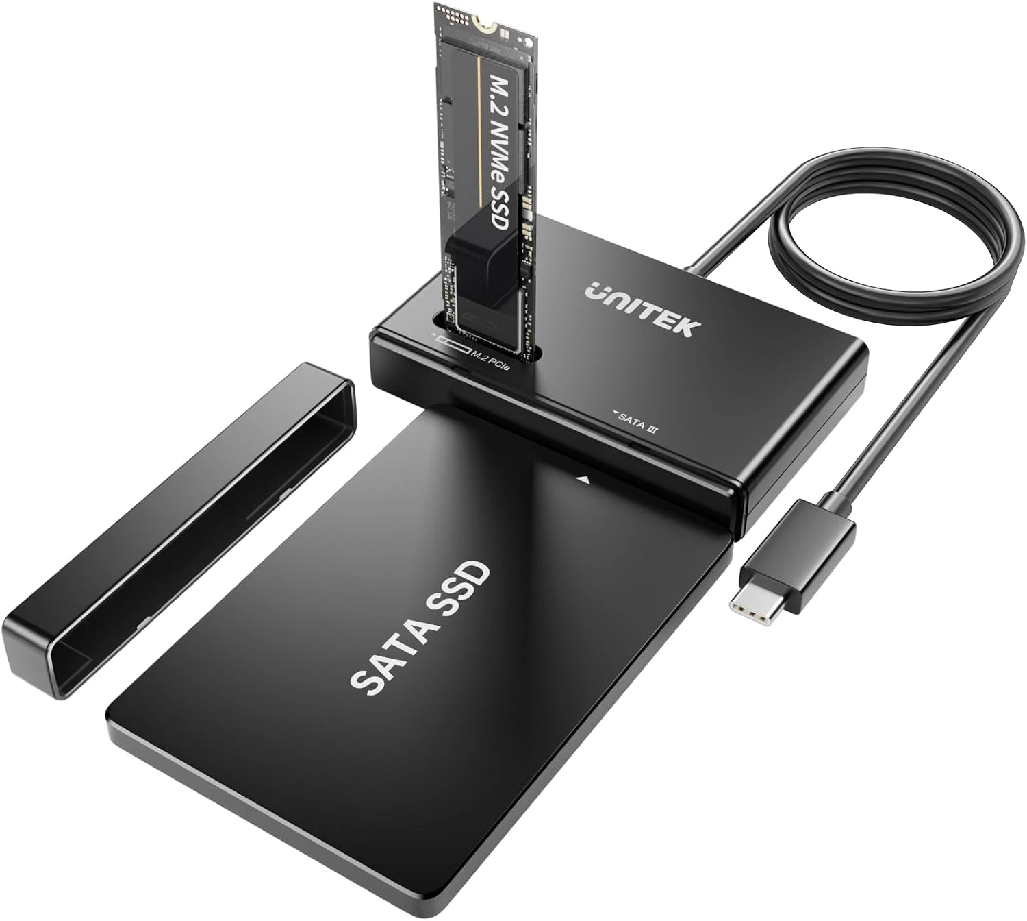 Box Đọc Ổ Cứng SSD Sata M2 Nvme Unitek S1232A01 (1) Unitek S1232A01-EU với SSD M.2 NVMe cắm đứng ở khe M.2, ổ SATA 2.5 inch ở đầu nối SATA, nắp chắn bụi đã tháo và cáp USB-C