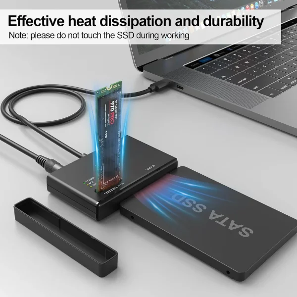 Box ổ cứng Unitek S1232A01-EU – M.2 NVMe & SATA 2.5/3.5 inch, USB-C 10Gbps 6 SSD M.2 NVMe cắm đứng và ổ SATA 2.5 inch trên Unitek S1232A01-EU, hình hãng ghi chú không chạm vào SSD khi đang hoạt động