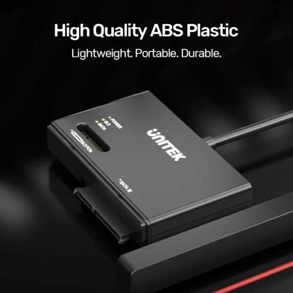 Box ổ cứng Unitek S1232A01-EU – M.2 NVMe & SATA 2.5/3.5 inch, USB-C 10Gbps 3 Thân nhựa ABS màu đen của Unitek S1232A01-EU nhìn nghiêng, thấy khe M.2 PCIe, đầu nối SATA III ở cạnh và ba đèn báo
