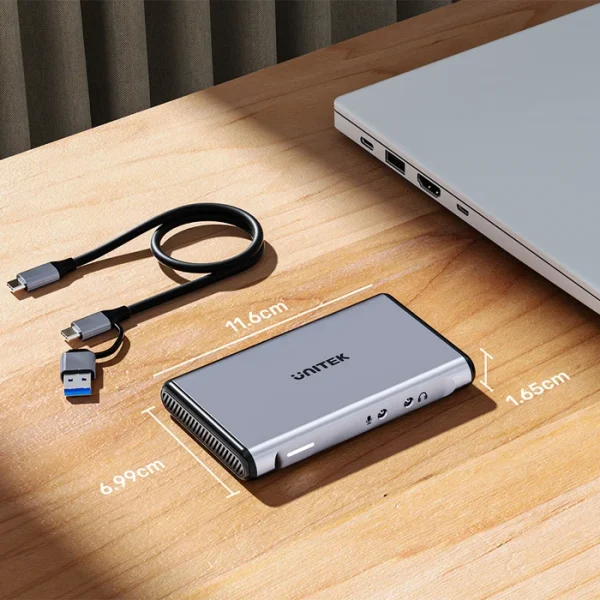 Kích thước UNITEK V1177AGY01: dài 11.6cm, rộng 6.99cm, dày 1.65cm, đặt trên bàn cạnh laptop và cáp USB-C kèm theo