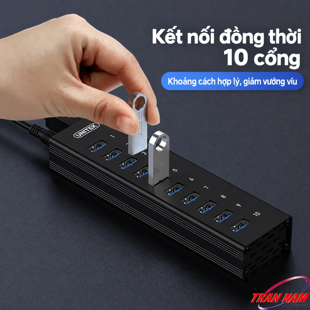 Hub USB 3.0 Unitek H305A với 10 cổng kết nối Hub Unitek H305A với các cổng USB được bố trí dọc thân thiết bị, minh họa kết nối USB lưu trữ